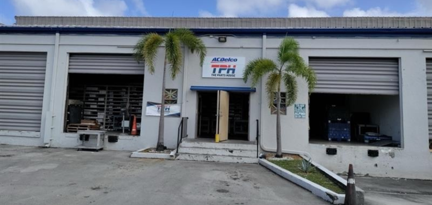 2102 - Local comercial en North Miami