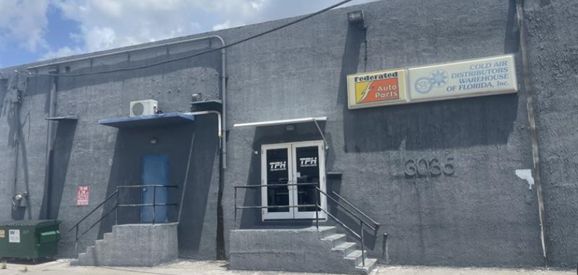 2106 - Local comercial en Hialeah